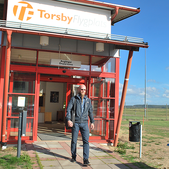 Ronny Jonsson arbetar på Vestres försäljningsavdelning i Torsby. Här kommer han åter till Torsby flygplats efter ett kundbesök någonstans i världen. Foto: Ulrika Andersson. 